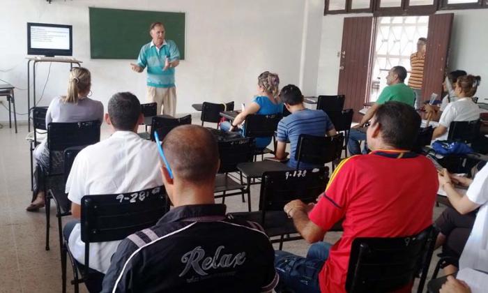 Jorge Pérez, uno de los cuatro profesores fundadores que aún laboran en la Escuela del Partido de Villa Clara. 