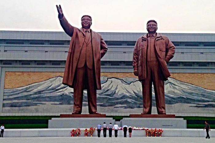 El parque donde se ubican las estatuas de Kim Il Sung y Kim Jong Il es uno de los lugares habituales donde los coreanos celebran el aniversario de la fundación de la RPDC. 