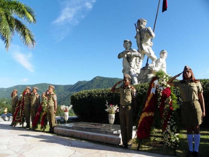 El homenaje a Almeida tuvo lugar ante su tumba en el mausoleo de los héroes y mártires del Tercer Frente Mario Muñoz. 