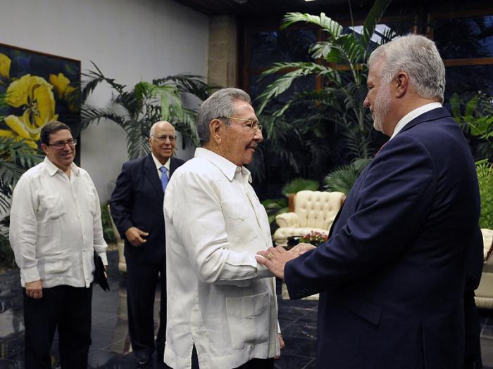 El General de Ejército Raúl Castro Ruz, Presidente de los Consejos de Estado y de Ministros, recibe al Honorable Philippe Couillard, Primer Ministro de la provincia canadiense de Quebec.