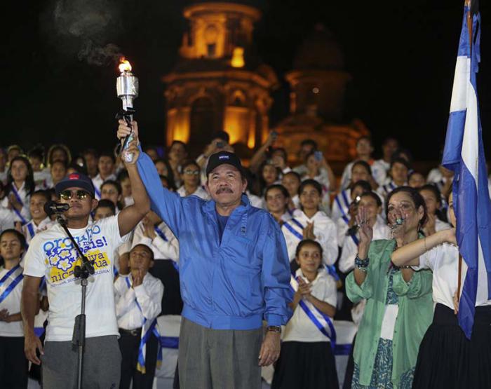 A su paso por Nicaragua, el presidente Daniel Ortega también sujetó la antorcha centroamericana.