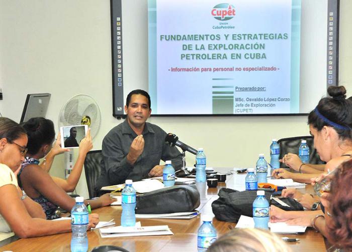 Conferencia de Prensa sobre el Bloque 9 CUPET. (Foto Jorge Luis González) 15-9-16 CUPET06N9 Habla Osvaldo López Corso Jefe de exploración de la Unión de Cuba-Petróleo.