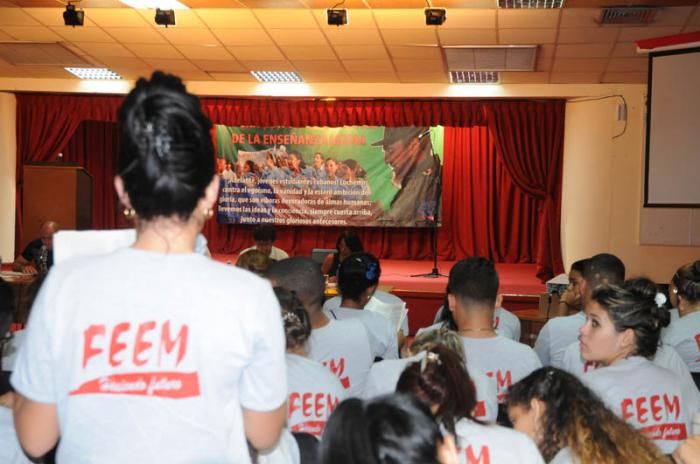 Discución  de la FEEM de los documentos del Partido