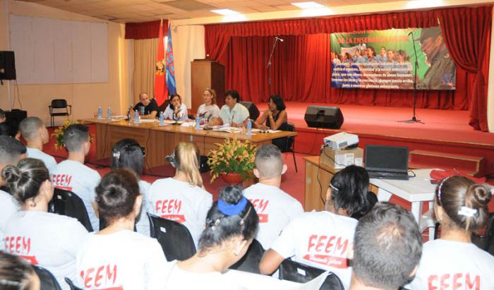 Discución  de la FEEM de los documentos del Partido estando presente Olga Lidia Tapia Iglesias