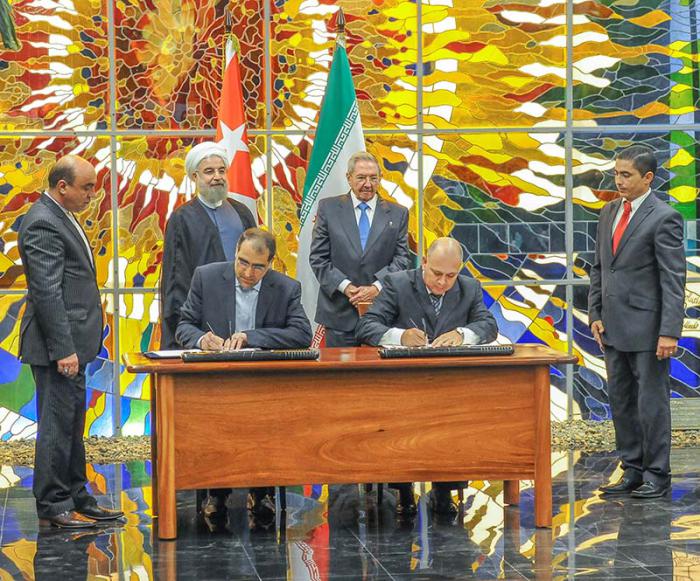 El General De Ejèrcito Raùl Castro Rùz Presidente de los Consejos de Estado y de Ministros recibe a El Excelentísimo Señor presidente de Irán, Hassan Rouhani, posteriormente firman acuerdo de cooperaciòn, en el Consejo de Estado
