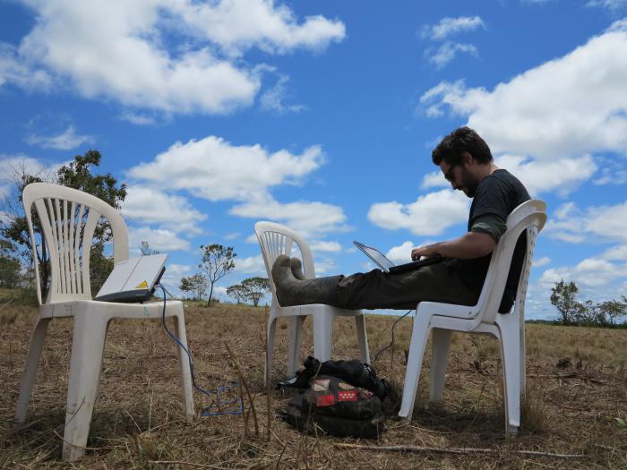 Las comunicaciones son una de las principales limitaciones para la prensa en una región tan apartadas. Los satélites y las tecnologías inalámbricas son la única opción. 