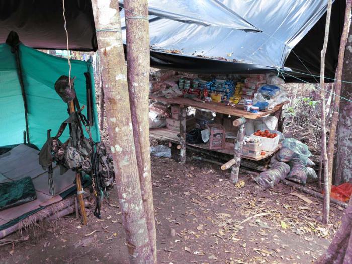 De los pueblos cercanos se trae comida en caminos para las más de 2000 personas que hay en El Diamante. 