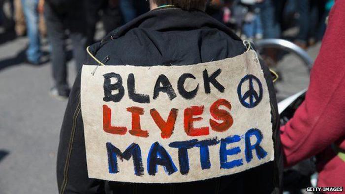 La vida de los negros importa, se lee en este cartel muy usado en las protestas contra la violencia policial. 