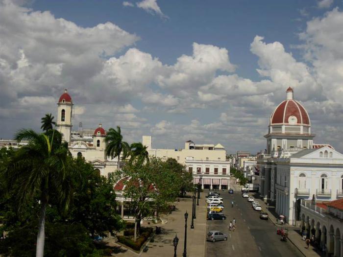La ciudad portuaria de Cienfuegos, conocida como la Perla del Sur, es una de las más bellas urbes cubanas.