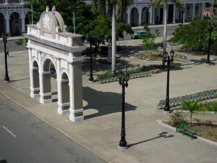 La ciudad portuaria de Cienfuegos, conocida como la Perla del Sur, es una de las más bellas urbes cubanas.