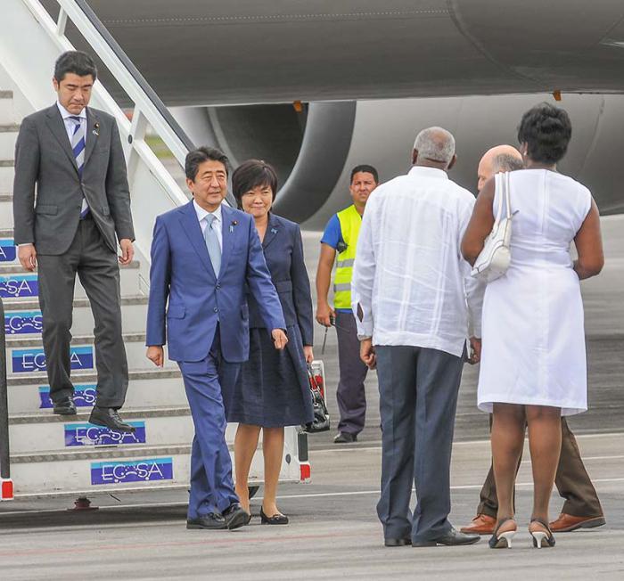 el vicepresidente del Consejo de Estado, Salvador Valdés Mesa, recibe en el Aeropuerto Josè Martì al El primer ministro de Japón, Shinzo Abe