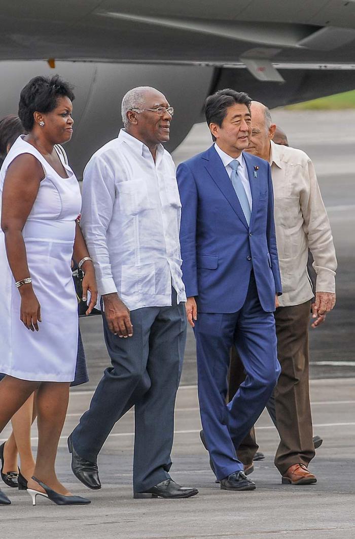 el vicepresidente del Consejo de Estado, Salvador Valdés Mesa, recibe en el Aeropuerto Josè Martì al El primer ministro de Japón, Shinzo Abe