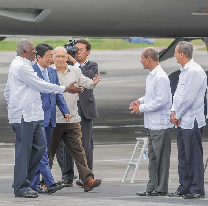 el vicepresidente del Consejo de Estado, Salvador Valdés Mesa, recibe en el Aeropuerto Josè Martì al El primer ministro de Japón, Shinzo Abe