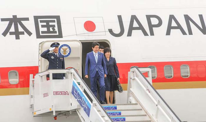el vicepresidente del Consejo de Estado, Salvador Valdés Mesa, recibe en el Aeropuerto Josè Martì al El primer ministro de Japón, Shinzo Abe