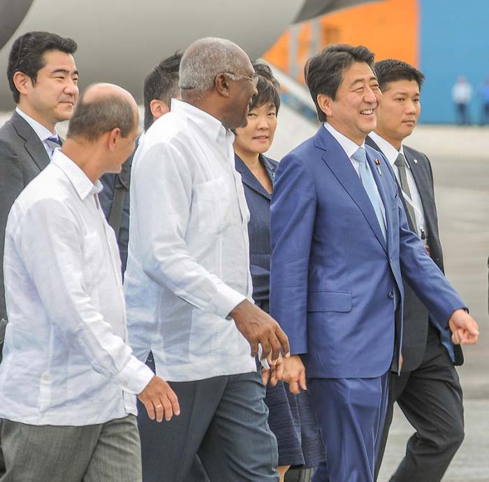 el vicepresidente del Consejo de Estado, Salvador Valdés Mesa, recibe en el Aeropuerto Josè Martì al El primer ministro de Japón, Shinzo Abe