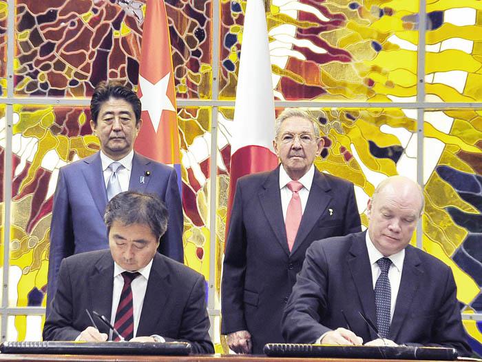 Raúl Castro y Shinzo Abe