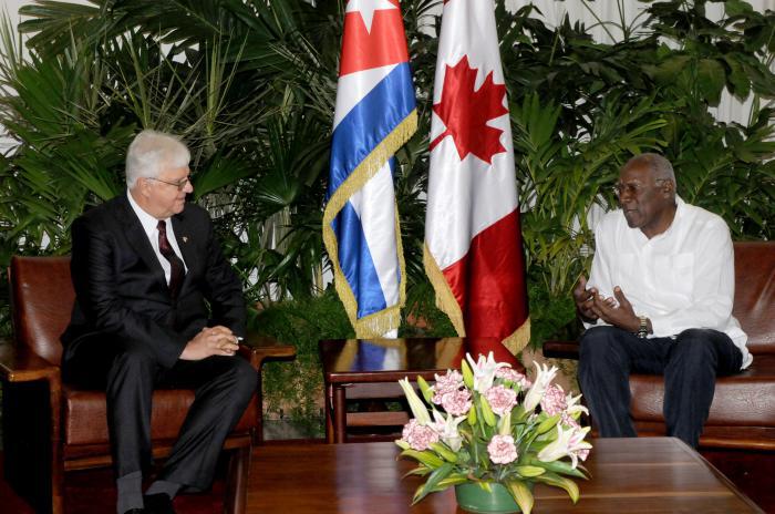 Salvador Valdés y Embajador de Canadá
