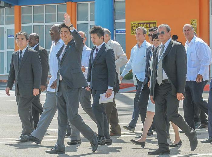 El Vicepresidente del Consejo de Estado, Salvador Valdés Mesa,  despide a El primer ministro de Japón, Shinzo Abe en el Aeropuerto  Josè Martì