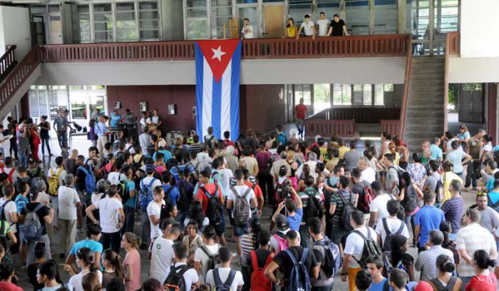 Acto en Universidad Tecnologica de la Habana José Antonio Echeverria, los estudiantes denucian los planes subversivo de los Estados Unidos contra Cuba.