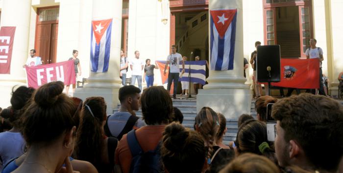 Acto en Universidad de la Habana, los estudiantes denucian los planes subversivo de los Estados Unidos contra Cuba.