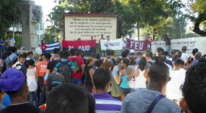 Estudiantes santiagueros condenaron las burdas maniobras del gobierno yanqui. 