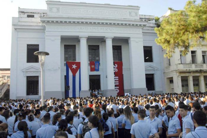 También los estudiantes de la enseñanza media de Villa Clara, han manifestado su rechazo a la nueva maniobra yanqui. 