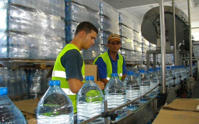 Cada hora son embotelladas 24 500 unidades en la Embotelladora de Agua Mineral Ciego Montero, perteneciente a la Empresa Mixta Los Portales S.A. en Cienfuegos.