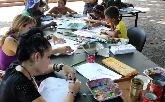 TWITTAZO .CUBA VS BLOQUEO.SEDE ICAP.2016. Los niños expresaron con su arte el descontento por la guerra y el deseo de vivir en un mundo de paz