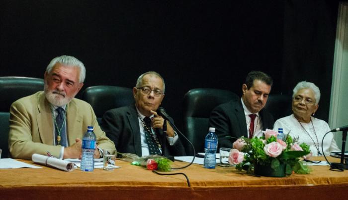 Entre la presidencia al acto el D. Dario Villanueva, Director de la Real Academia de la Lengua Español y Rogelio Rodíguez, director de la ACul, durante el acto de celebración del 90 aniversario, en la universidad de San Gerónimo, La Habana Vieja.