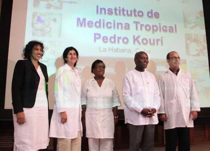 Visita del Excmo. Sr. José Mário Vaz, Presidente de Guinea Bissau al Insituto de Medicina Tropical Pedro Kourí. Compartió con colaboradores cubanos que cumplieron misión en su país.