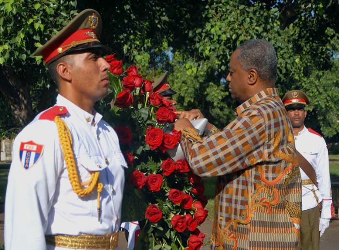 Ofrenda floral a los Próceres. El Canciller nigeriano Geoffrey Onyeama