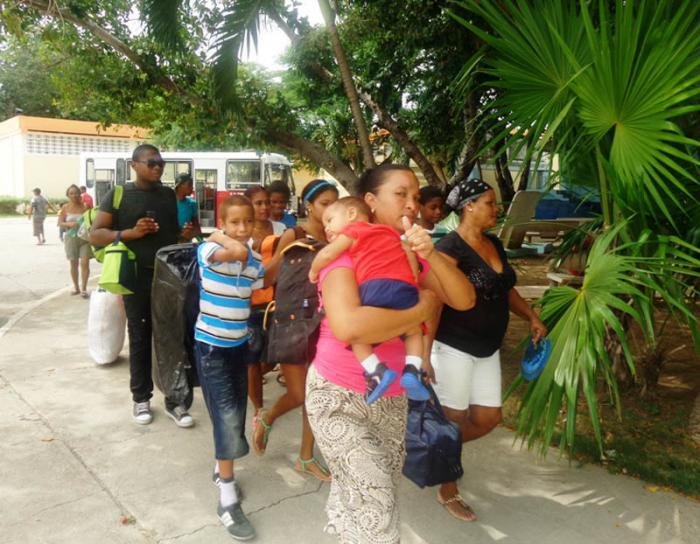 Arribo de las personas a unos de los centros de evacuación ante Huracán 