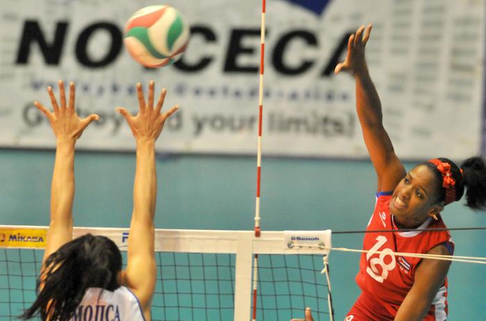 Voleibol  F Clasificaciòn equipo cuba vs PR jugada defensiva Sulian Matienzo