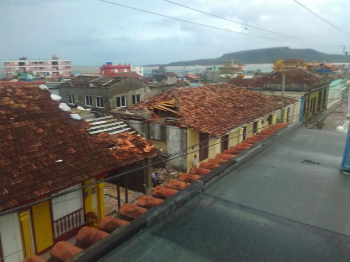 Mayores daños materiales en #Baracoa después de #HuracanMatthew: tendido eléctrico y telefónico y cubierta de viviendas