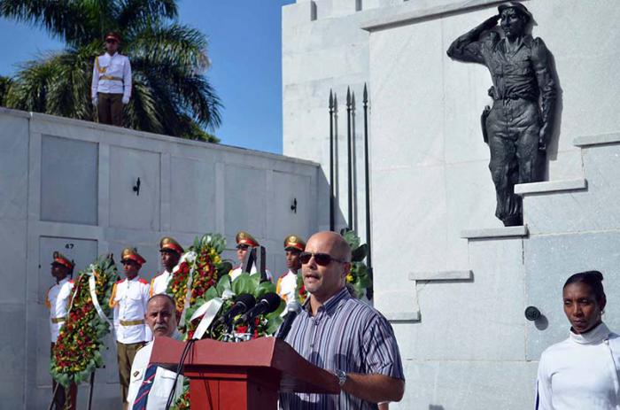 Peregrinaje y ofrenda floral a los Mártires de Barbados, en el Cementerio Santa Efigenia, La Habana, Cuba. En la foto Gerardo González, uno de los Héroes cubanos, da discurso.