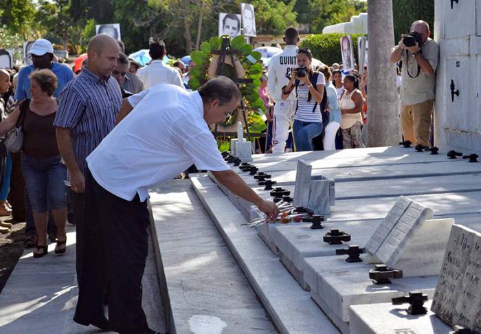 Peregrinaje y ofrenda floral a los Mártires de Barbados, en el Cementerio Santa Efigenia, La Habana, Cuba. En la foto Tony Rodriguez, uno de los Héroes cubanos, deposita una flor en una de las tumbas.