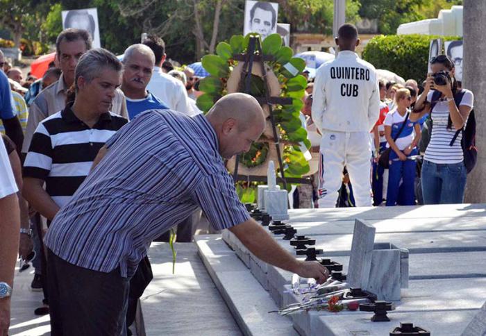 Peregrinaje y ofrenda floral a los Mártires de Barbados, en el Cementerio Santa Efigenia, La Habana, Cuba. En la foto Gerardo Gonzalez, uno de los Héroes cubanos, deposita una flor en una de las tumbas.