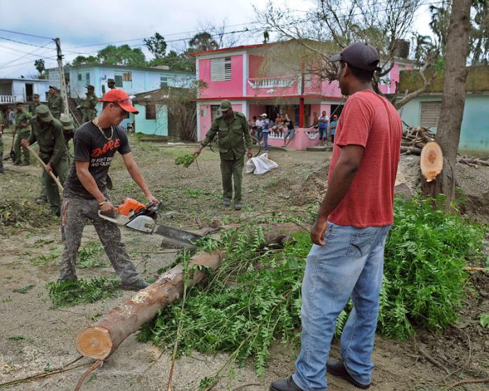 Recorrido por carretera Imias Maisí, con motivo del paso del Huracán Matthew por este territorio, linieros trabajan en la recuperaciòn.