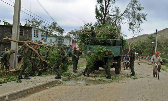 Recorrido por carretera Imias Maisí, con motivo del paso del Huracán Matthew por este territorio, linieros trabajan en la recuperaciòn.
