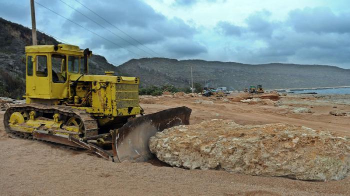 Recorrido por carretera Imias Maisì, con motivo del paso del Huracàn Matthew por este territorio, trabjan en la recuperaciòn de la carretera costa sur; San Antonio del sur