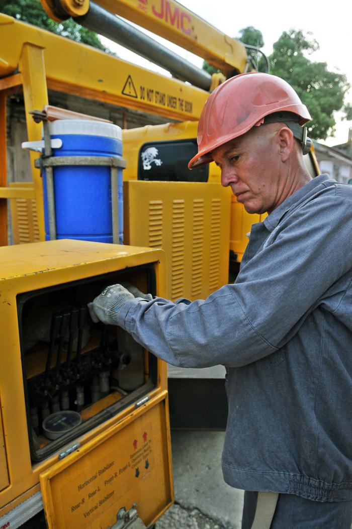 Con motivo del paso del Huracàn Matthew por este territorio, linieros llegan para  trabajar en la recuperaciòn. Guantánamo