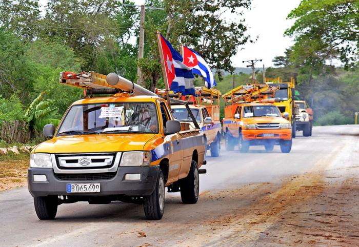 Recorrido por carretera Imias Maisí, con motivo del paso del Huracán Matthew por este territorio, linieros llegan para  trabjar en la recuperación.