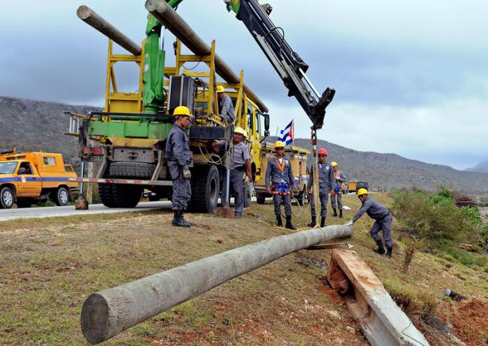 Recorrido por carretera Imias Maisì, con motivo del paso del Huracàn Matthew por este territorio, linieros trabjan en la recuperaciòn. Imìas