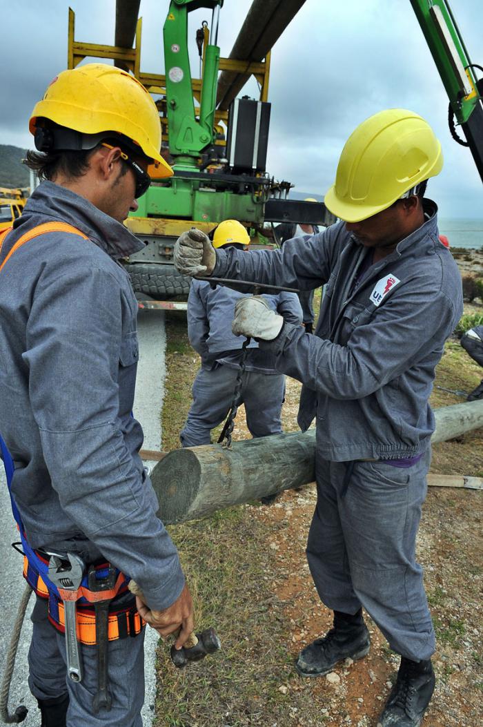Recorrido por carretera Imias Maisì, con motivo del paso del Huracàn Matthew por este territorio, linieros trabjan en la recuperaciòn. Imìas