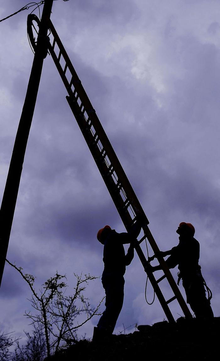 Recorrido por carretera Imias Maisì, con motivo del paso del Huracàn Matthew por este territorio, linieros trabajan en la recuperaciòn. Imìas