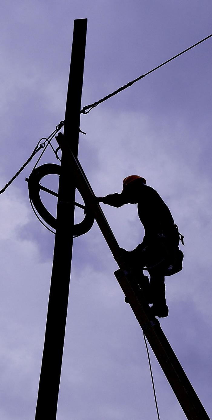 Recorrido por carretera Imias Maisì, con motivo del paso del Huracàn Matthew por este territorio, linieros trabajan en la recuperaciòn. Imìas