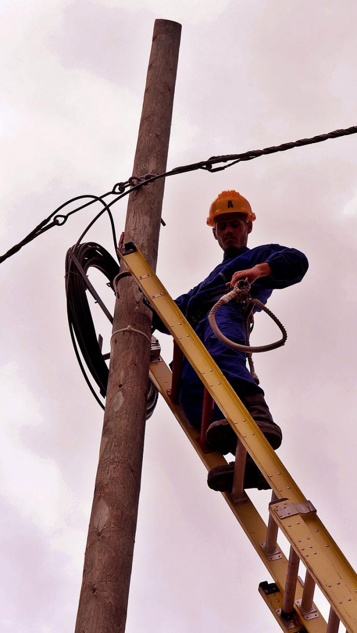 Recorrido por carretera Imias Maisì, con motivo del paso del Huracàn Matthew por este territorio, linieros trabajan en la recuperaciòn. Imìas