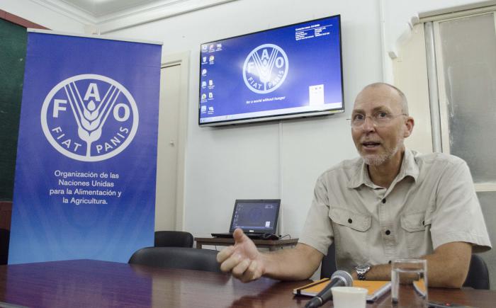 Conferencia de prensa en la sede de la FAO, presidida por el Sr. Theodor Friedrich, representante de la FAO en Cuba.