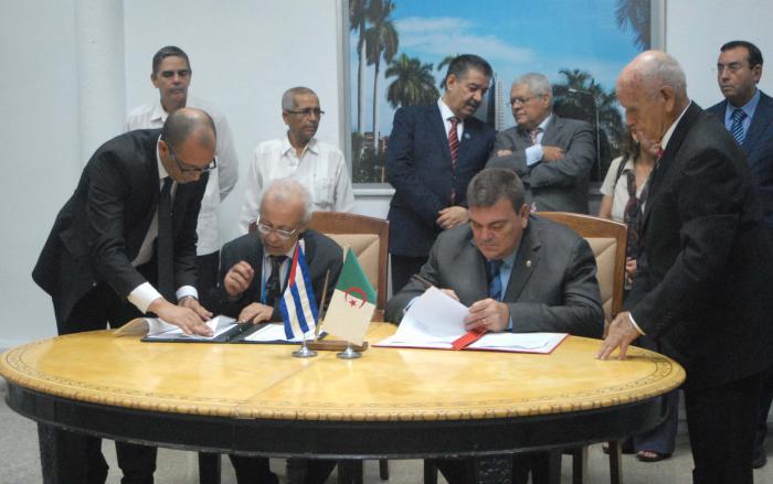 Acto de Suscripcion de los acuerdos de Biotecnologia y Educación Superior. Sr. Mohamed Achache (Embajador de la República Argenilia Democratica y Popular en Cuba) y el Dr. Gustavo Cobreiro (Rector de la Universidad de La Habana)