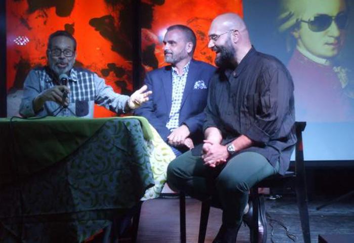 El maestro Leo Brouwer (frente al micrófono) en la rueda de prensa inicial del Festival Contratenores en el Tablao del Gran Teatro de La Habana Alicia Alonso. A la derecha en la foto los contratenores Artur Stefanowicz y Xavier Sabata.